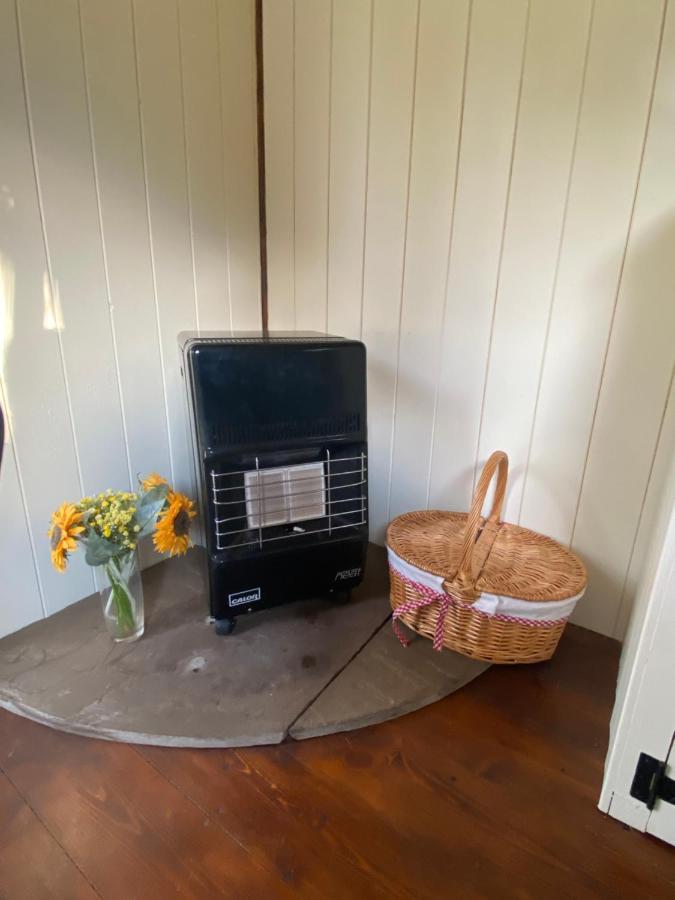 The Shepherd'S Hut - Wild Escapes Wrenbury Off Grid Glamping - Ages 12 And Over Baddiley Exterior photo