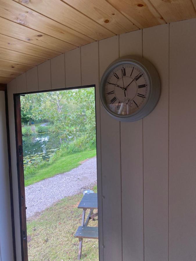 The Shepherd'S Hut - Wild Escapes Wrenbury Off Grid Glamping - Ages 12 And Over Baddiley Exterior photo